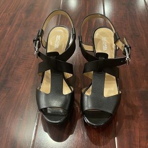 MICHAEL KORS Izzy Leather Wedge, size 8